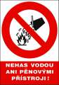 Tabulka - Nehas vodou ani pěnovými přístroji!